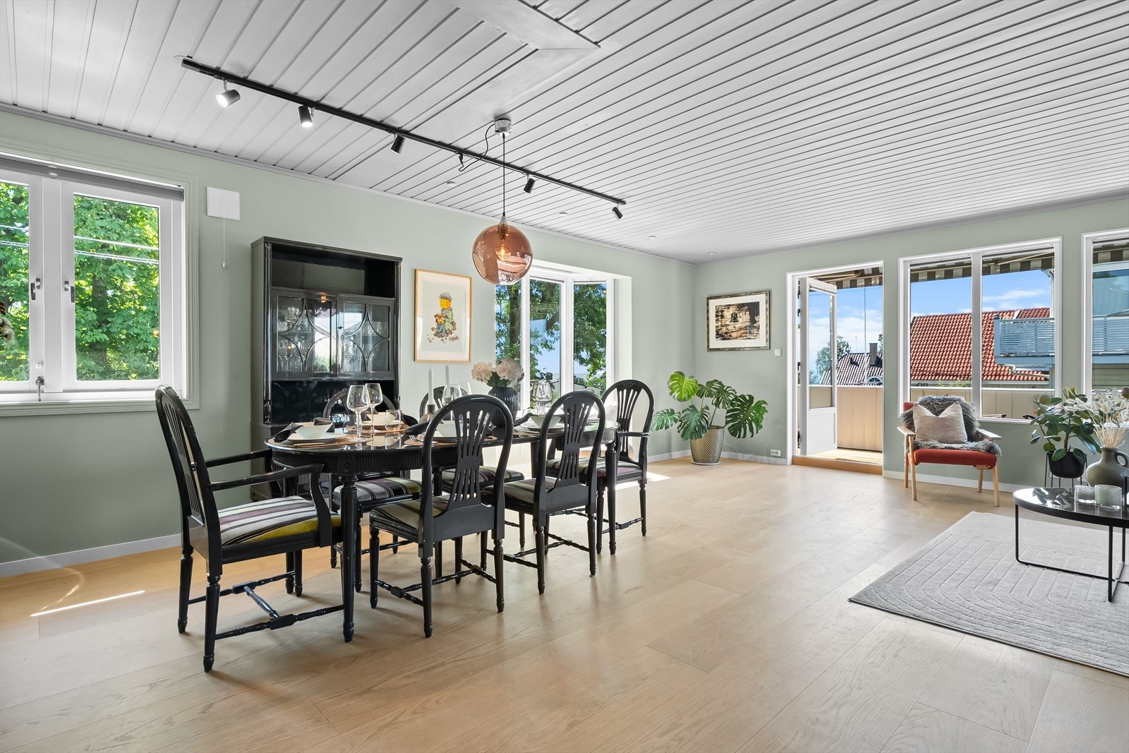 Stuen er lys og luftig med store vindusflater som slipper inn rikelig med naturlig lys. Galleribilde