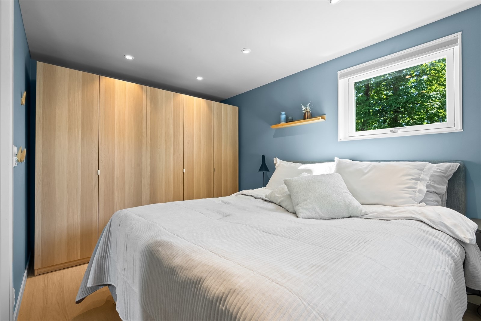 Soverommet har downlights i himlingen og et romslig garderobeskap som strekker seg langs hele veggen. Galleribilde