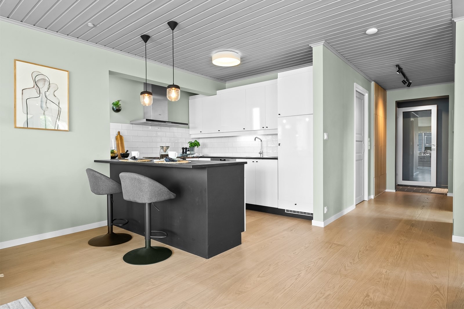 Moderne kjøkken i åpen løsning mot stuen, med rikelig skap- og benkeplass. Galleribilde