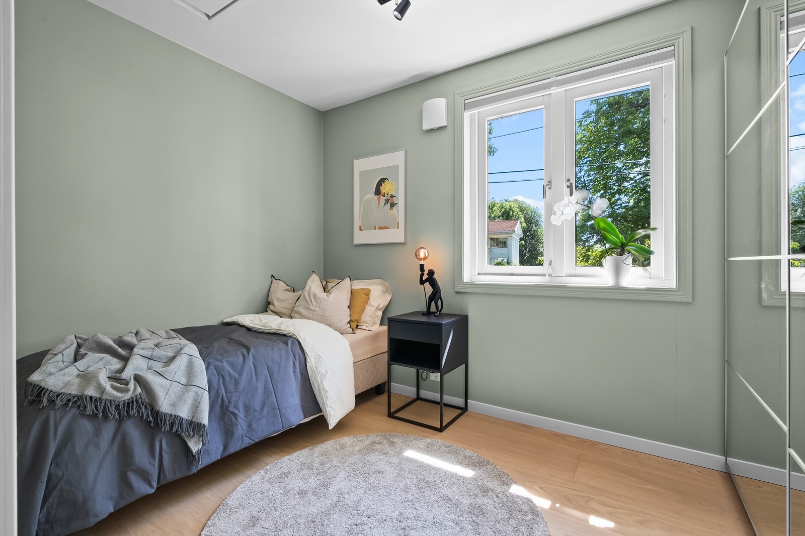 I 1. etasje er det et romslig soverom med plass til dobbeltseng, nattbord og tilhørende møbler. Romslig skyvedørsgarderobe med speilfronter gir gode oppbevaringsmuligheter. Galleribilde