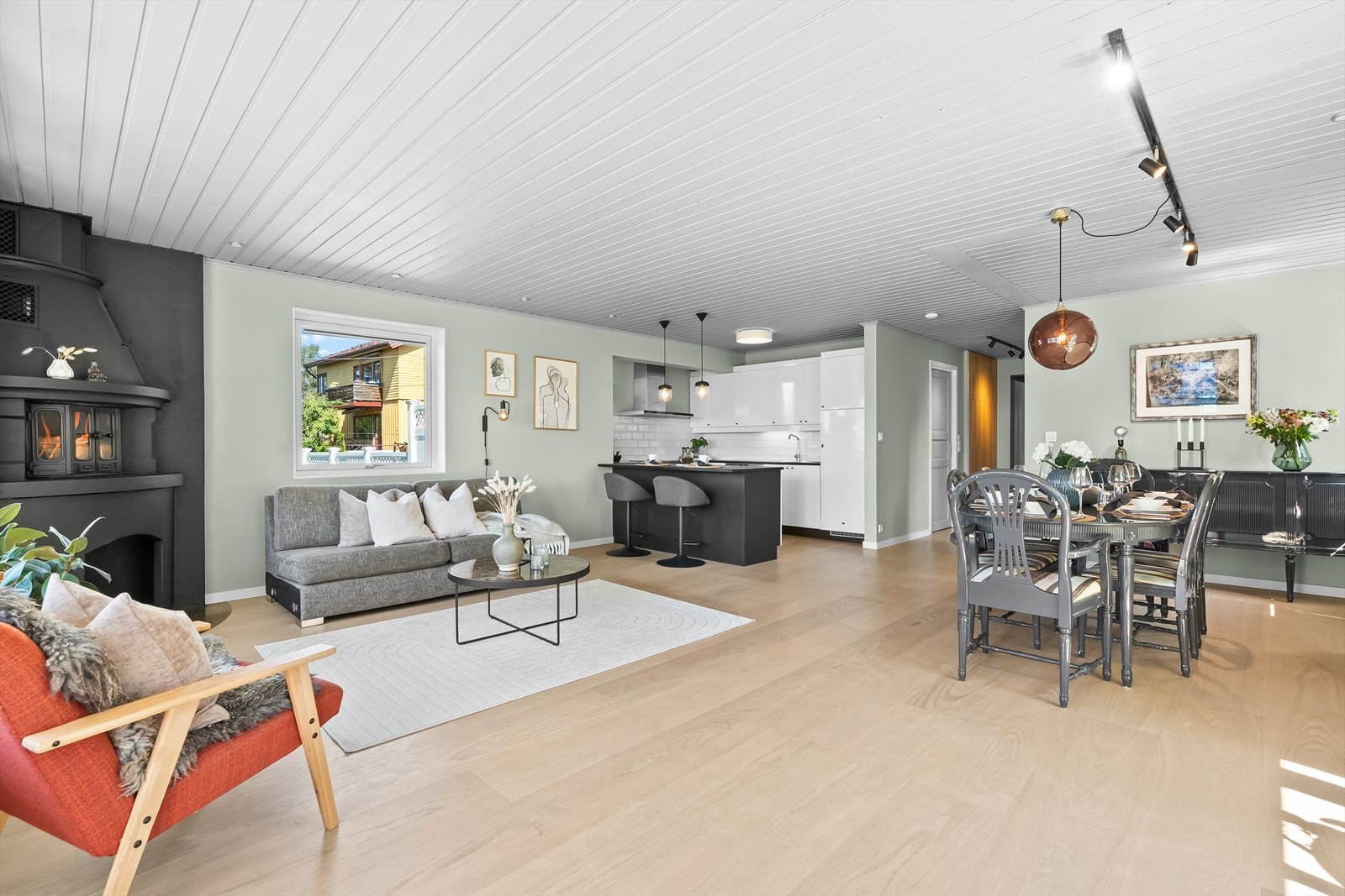 Stue og kjøkken ble utvidet i 2022 ved å integrere et tidligere disponibelt rom, noe som skaper en åpen og romslig planløsning. Galleribilde