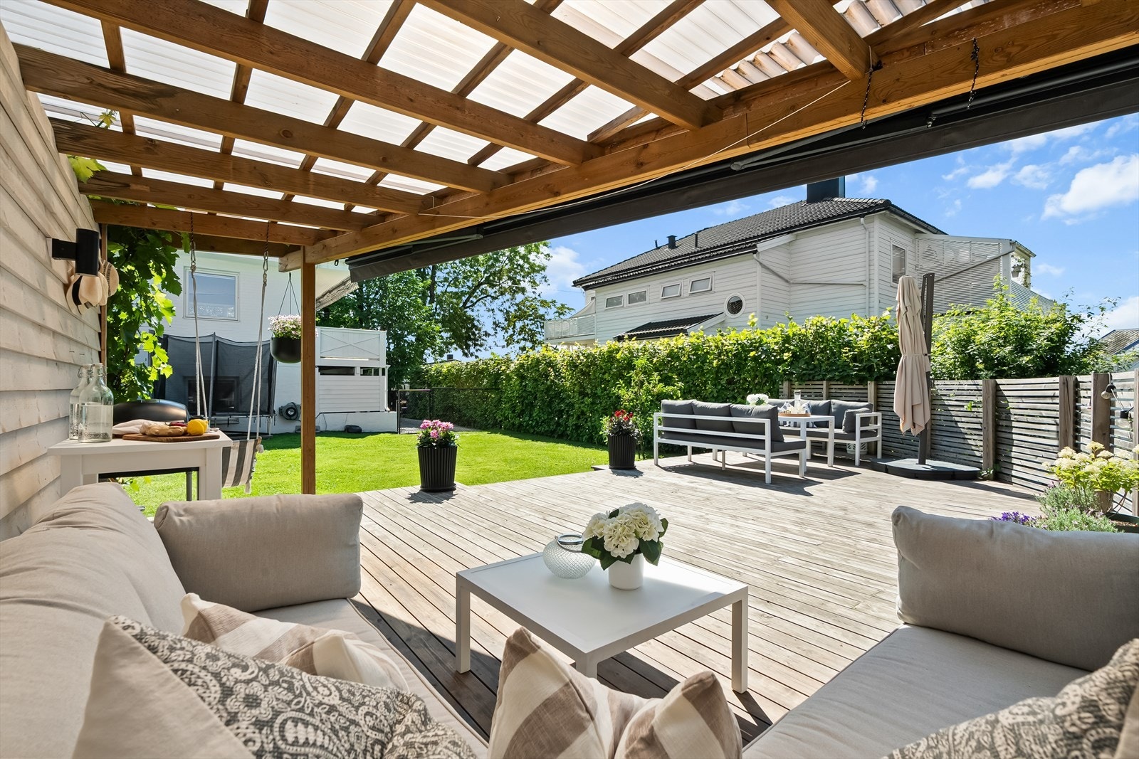 Dette uteområdet kombinerer funksjonalitet og trivsel, og blir raskt et naturlig samlingspunkt for både voksne og barn. Galleribilde