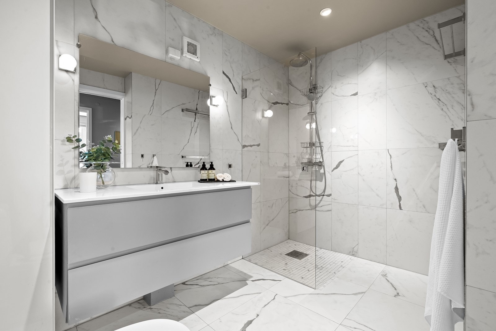 Stilrent, flislagt bad med elektrisk gulvvarme og downlights i himlingen. Galleribilde