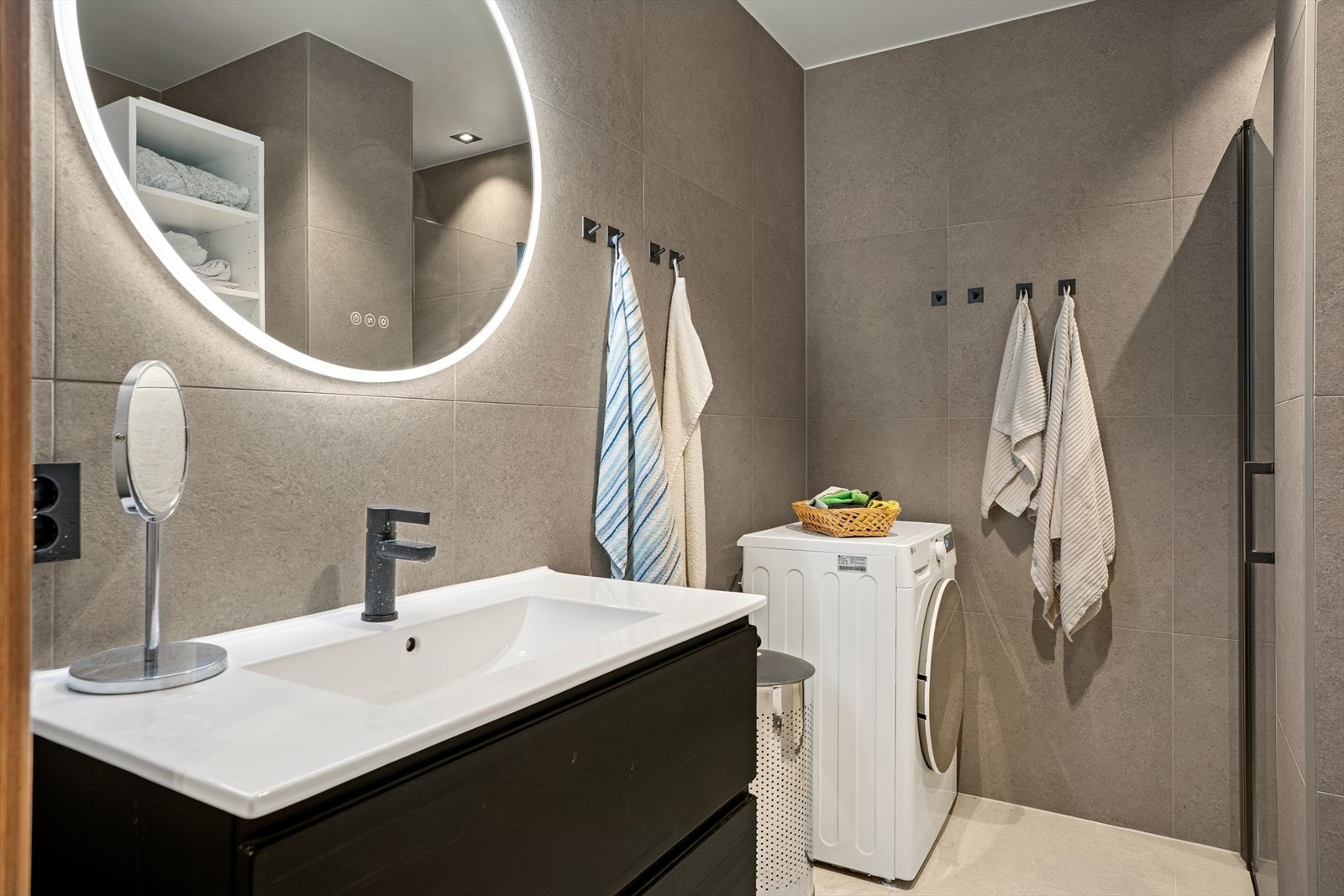 Meget lekkert bad med 60x60 flis og sorte detaljer Galleribilde