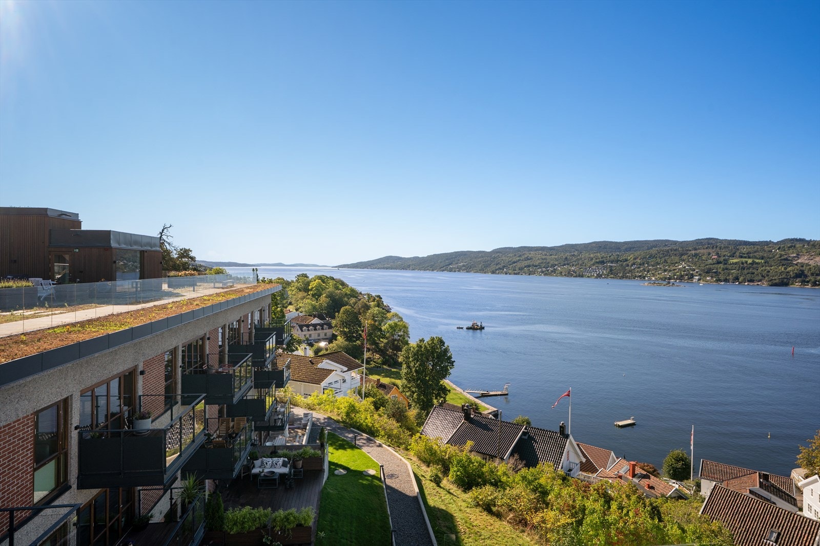 Tomten ligger vakkert til i åssiden ovenfor badeparken, med panoramautsikt over Oslofjorden og den historiske Oscarsborg festning. Galleribilde
