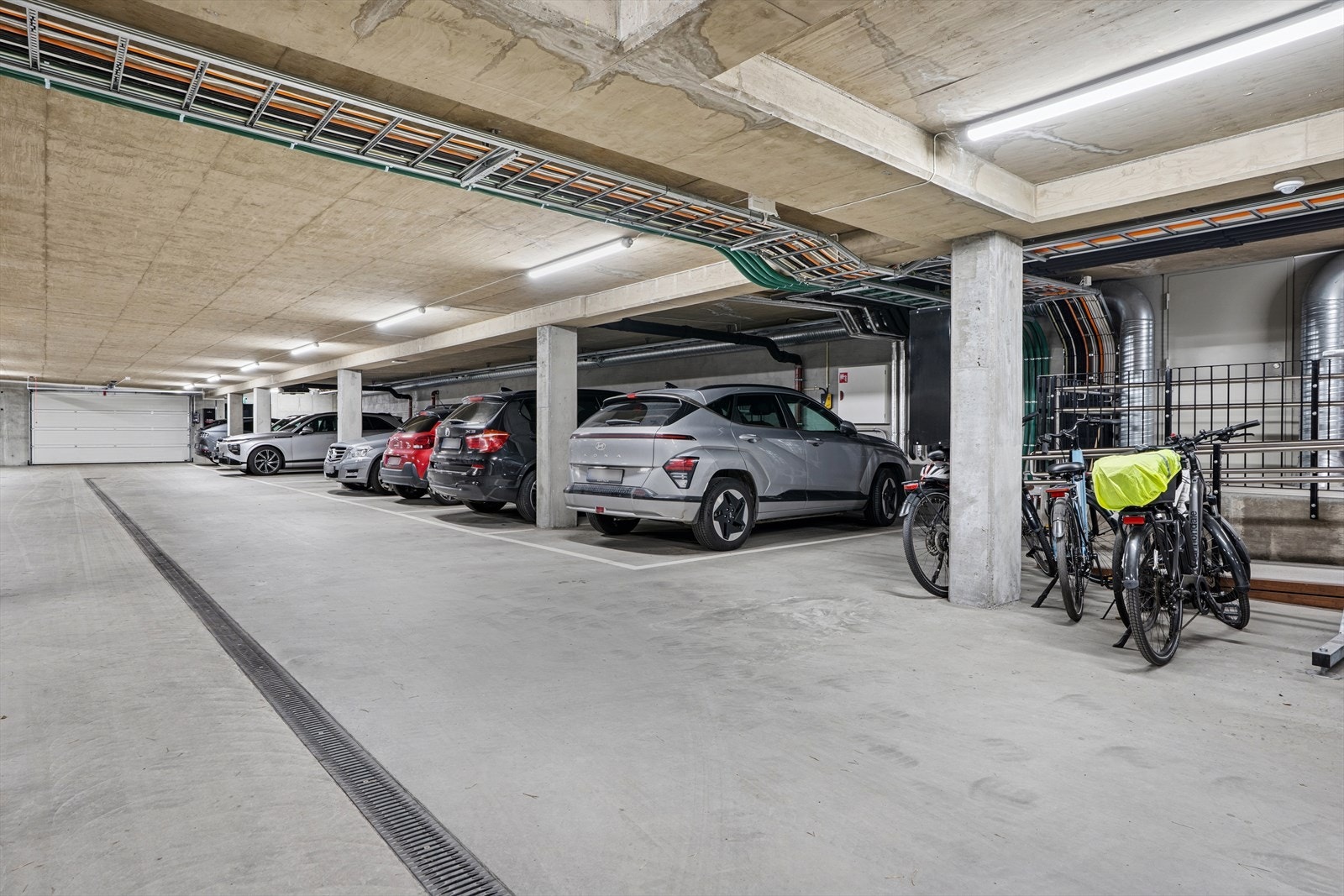 Tilhørende parkeringsplass med lader i felles garasjeanlegg. Galleribilde