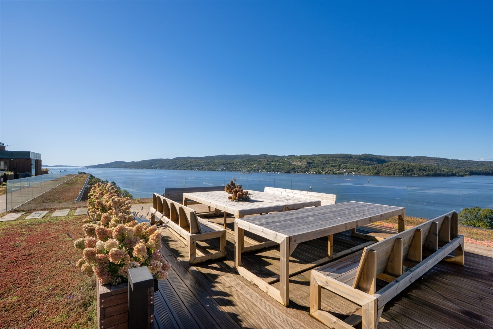 Felles uteplass for beboerne med flott sittegruppe som innbyr til sosiale sammenkomster i herlige omgivelser. Galleribilde