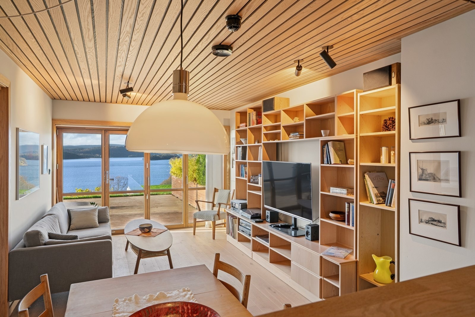 Stue med foldedører som gir en forlengelse av stuen ut mot balkongen Galleribilde