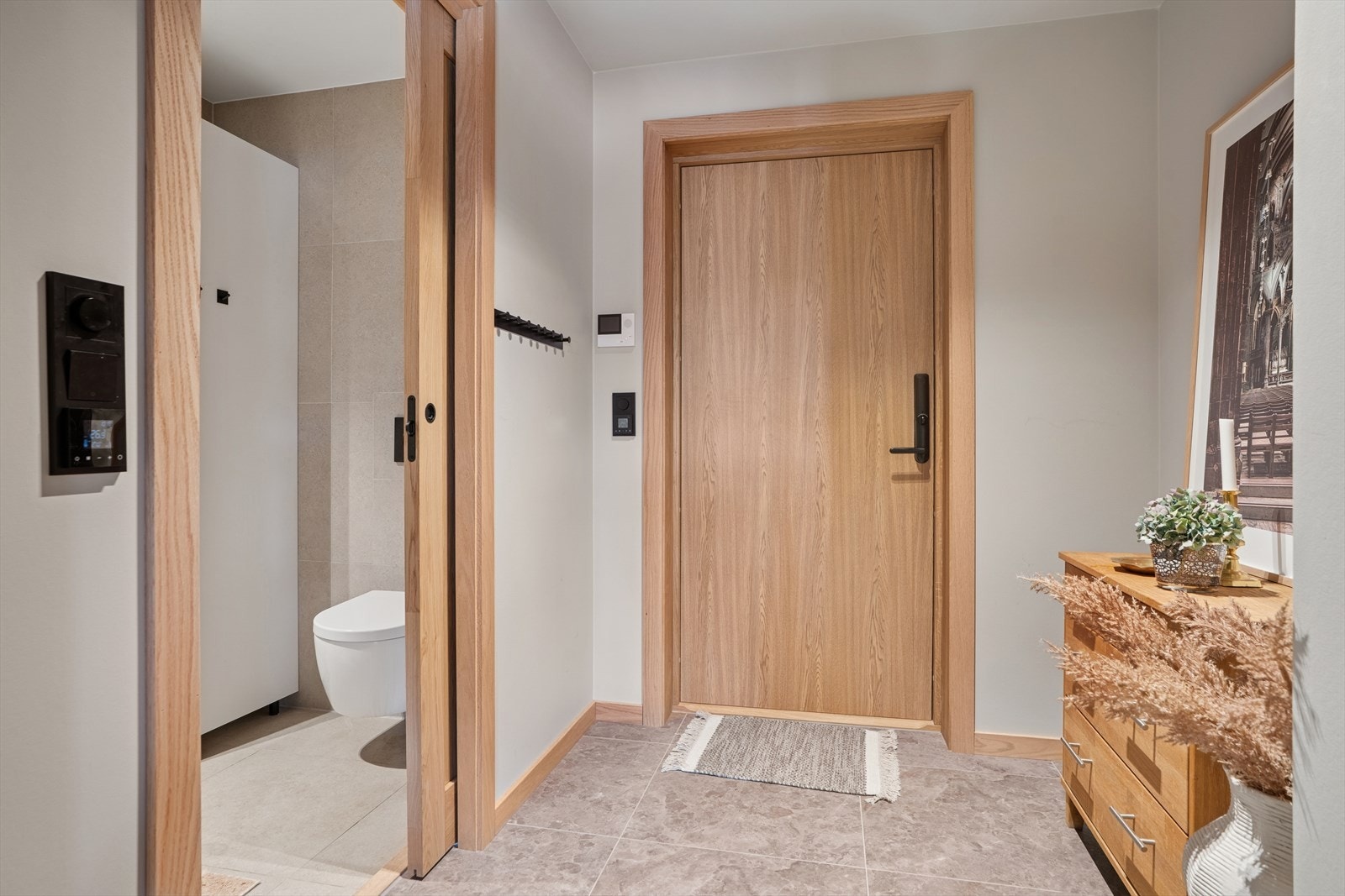 Leiligheten har en solid inngangsdør i eik, brannklassifisert og utstyrt med elektronisk kodelås - praktisk og sikkert i hverdagen. Galleribilde