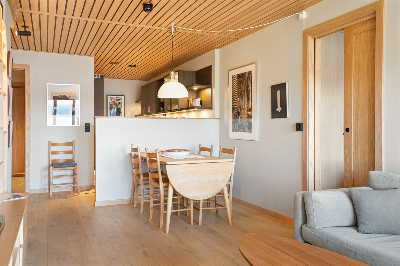 Delvis åpen løsning mot kjøkken Galleribilde