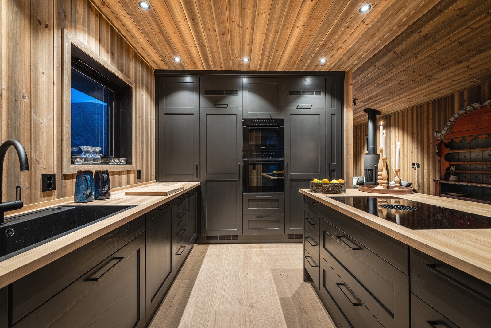 Nydelig kjøkken fra Volden i Valdres med integrerte hvitevarer og god plass for oppbevaring. Galleribilde