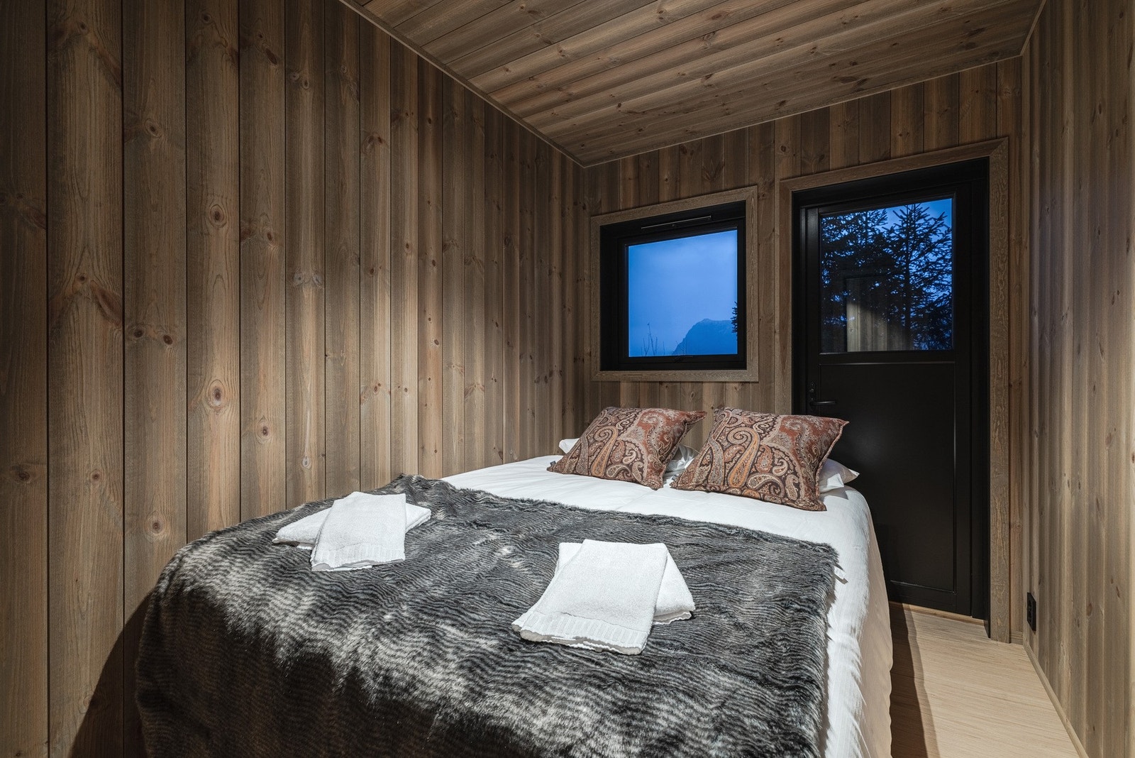 Soverom 2 har utgang til en egen uteplass. Galleribilde