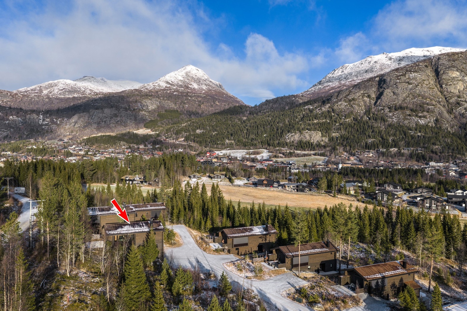 Hytta ligger i en rolig blindvei med gangavstand til Hemsedal sentrum, ski inn fra Hemsedal Skisenter, ski inn/ski ut til langrenn. Galleribilde