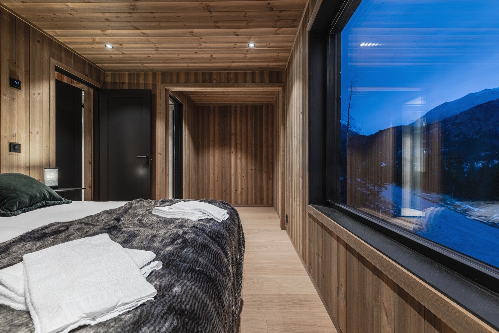 Soverom 1 er master soverom med ekstra god plass og direkte tilgang til baderom. Galleribilde