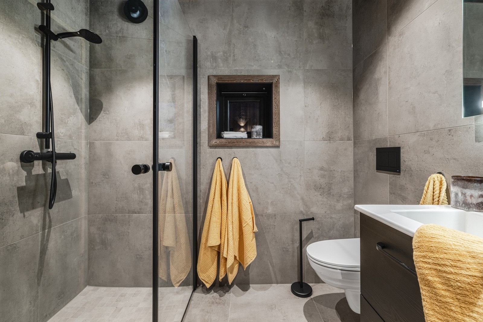 Det er to bad, hvorav ett med badstue. Galleribilde