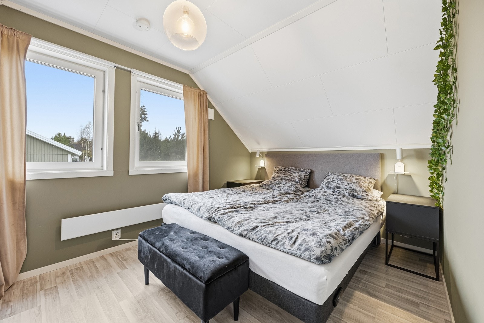 Hovedsoverommet fremstår som lyst og innbydende med store vindusflater, lyspigmentert laminat og lyse veggflater. Galleribilde