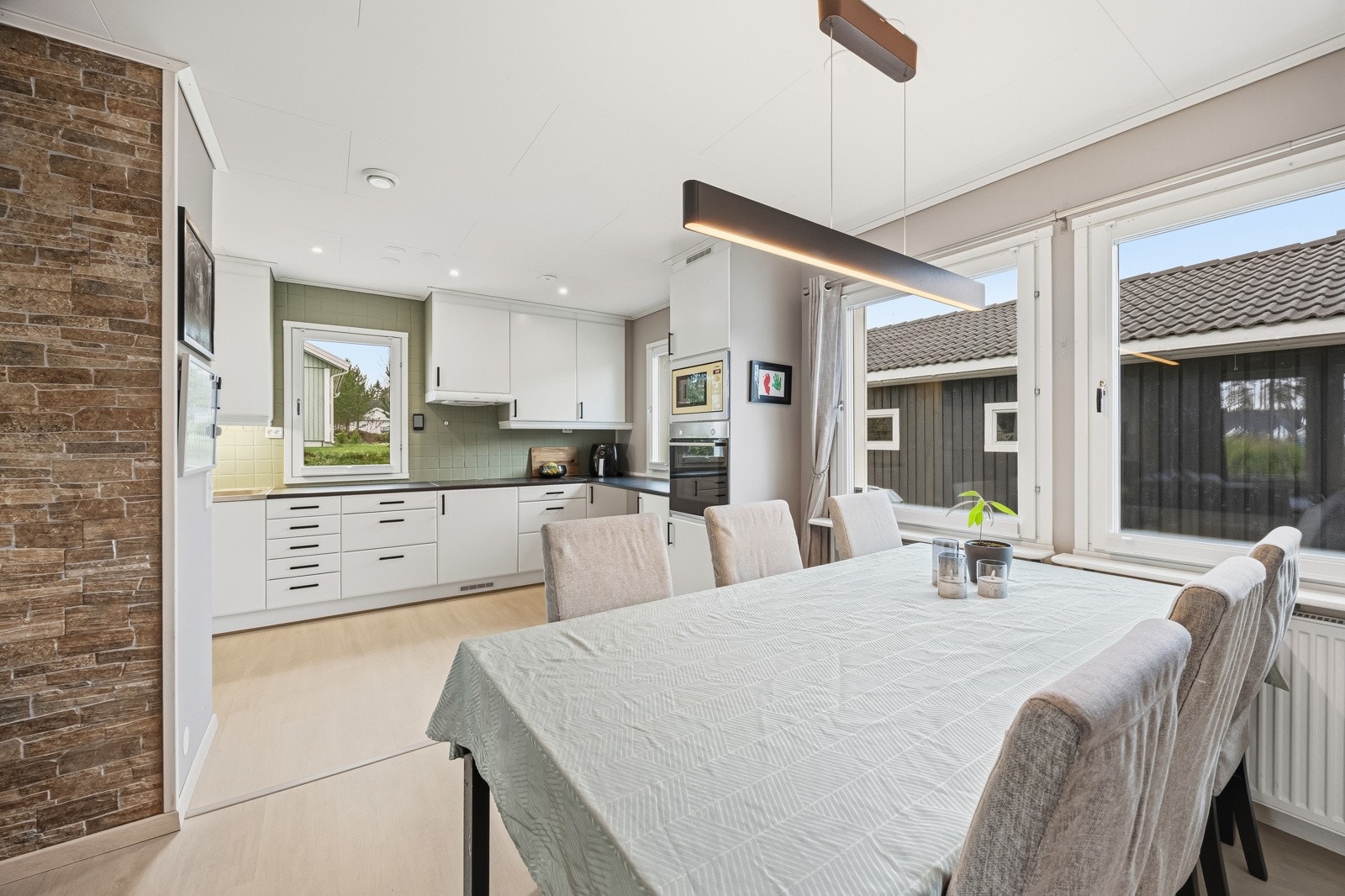 I tilknytning til kjøkkenet ligger spisestuen som innbyr til hyggelige måltider med familie og venner. Store vindusflater gir godt med naturlig lys og en luftig romfølelse. Galleribilde