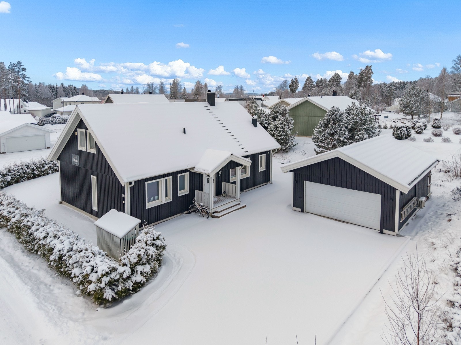 Delikat, romslig og meget tiltalende enebolig beliggende i et nyere og familievennlig boligområde "Bjertnestunet" på Oppaker i Nes kommune. Boligen fra 2012 har en moderne arkitektur m/gode lysforhold, store vindusflater og åpne løsninger! Galleribilde