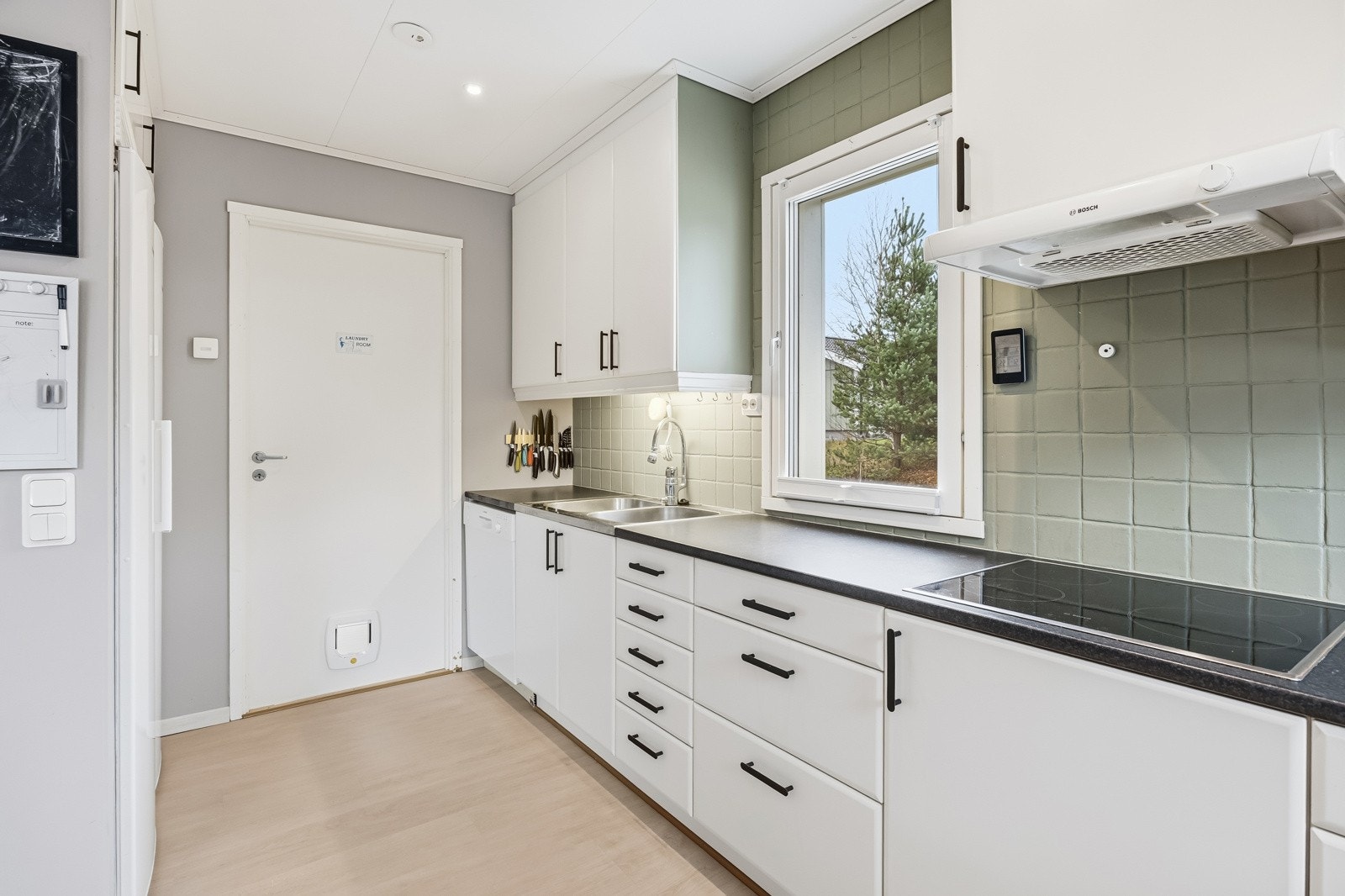 Det er lagt fliser mellom over- og underskap, samt installert belysning under overskapene. Av hvitevarer medfølger integrerte stekeovn, mikro, platetopp og halvintegrert oppvaskmaskin, samt frittstående kjøle- og fryseskap. Elektrisk ventilator. Galleribilde