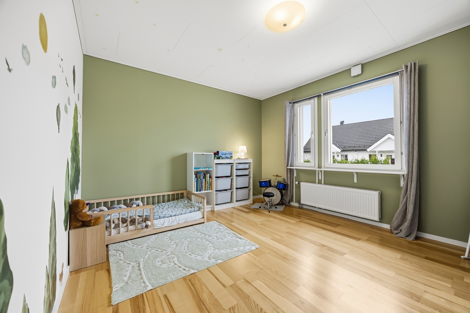 Soverom 4 ligger praktisk til i 1. etasje og kan fint fungere som hovedsoverom, med direkte adkomst til egen walk-in garderobe. Galleribilde