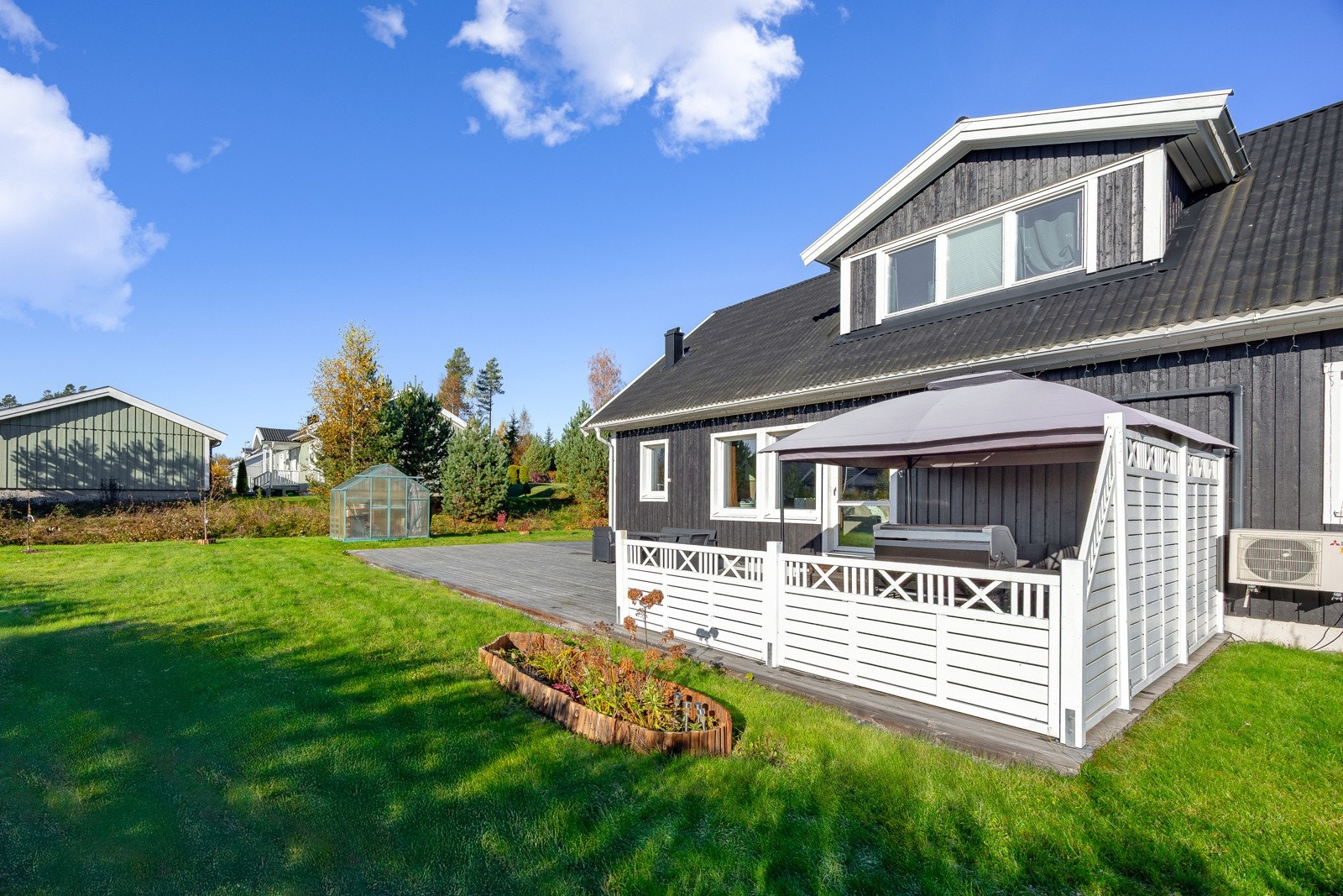 Den store hagen innbyr til lek og hygge for både barn og voksne. I perioden 2023-2025 er det utført flere oppgraderinger i hagen. Det er blant annet plantet et morelltre, to epletrær, to blåbærbusker, to ripsbusker og to bringebærbusker. I tillegg er det Galleribilde