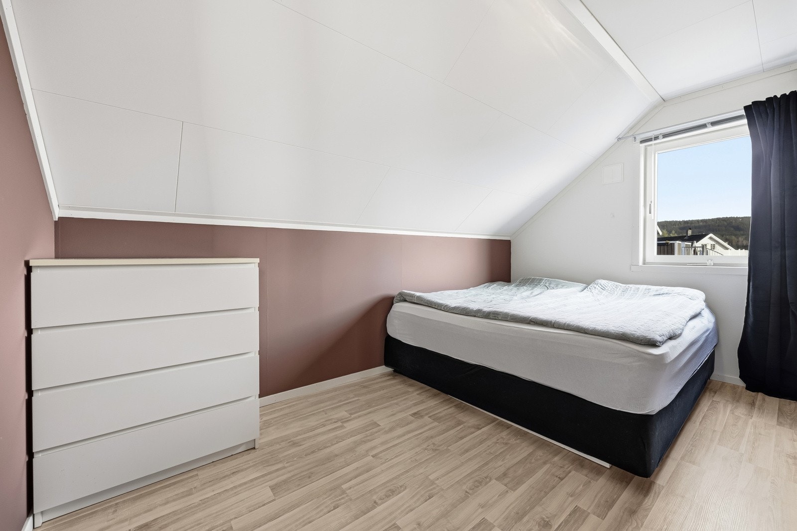 Soverom 3 er av generøs størrelse med sjarmerende skråtak og rikelig lysinnslipp. Galleribilde