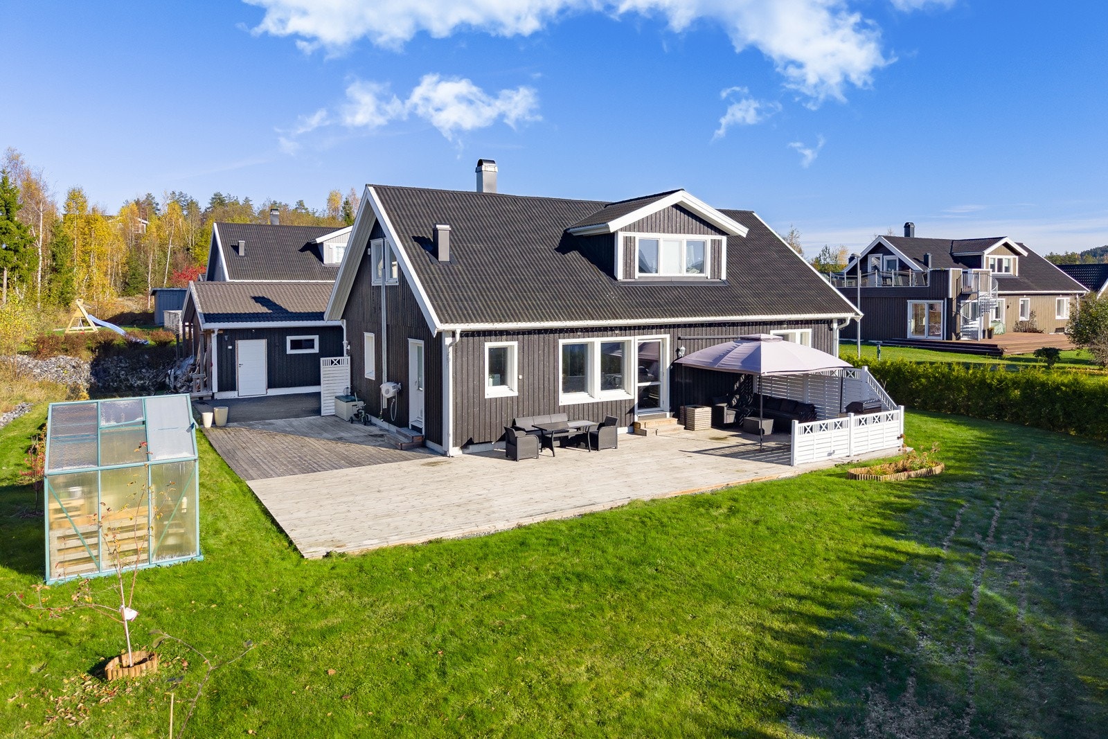 I perioden 2023-2025 er det utført flere oppgraderinger i hagen. Det er blant annet plantet et morelltre, to epletrær, to blåbærbusker, to ripsbusker og to bringebærbusker. I tillegg er det satt opp fem grønnsakskasser - hvorav to med jordbærplanter. Galleribilde