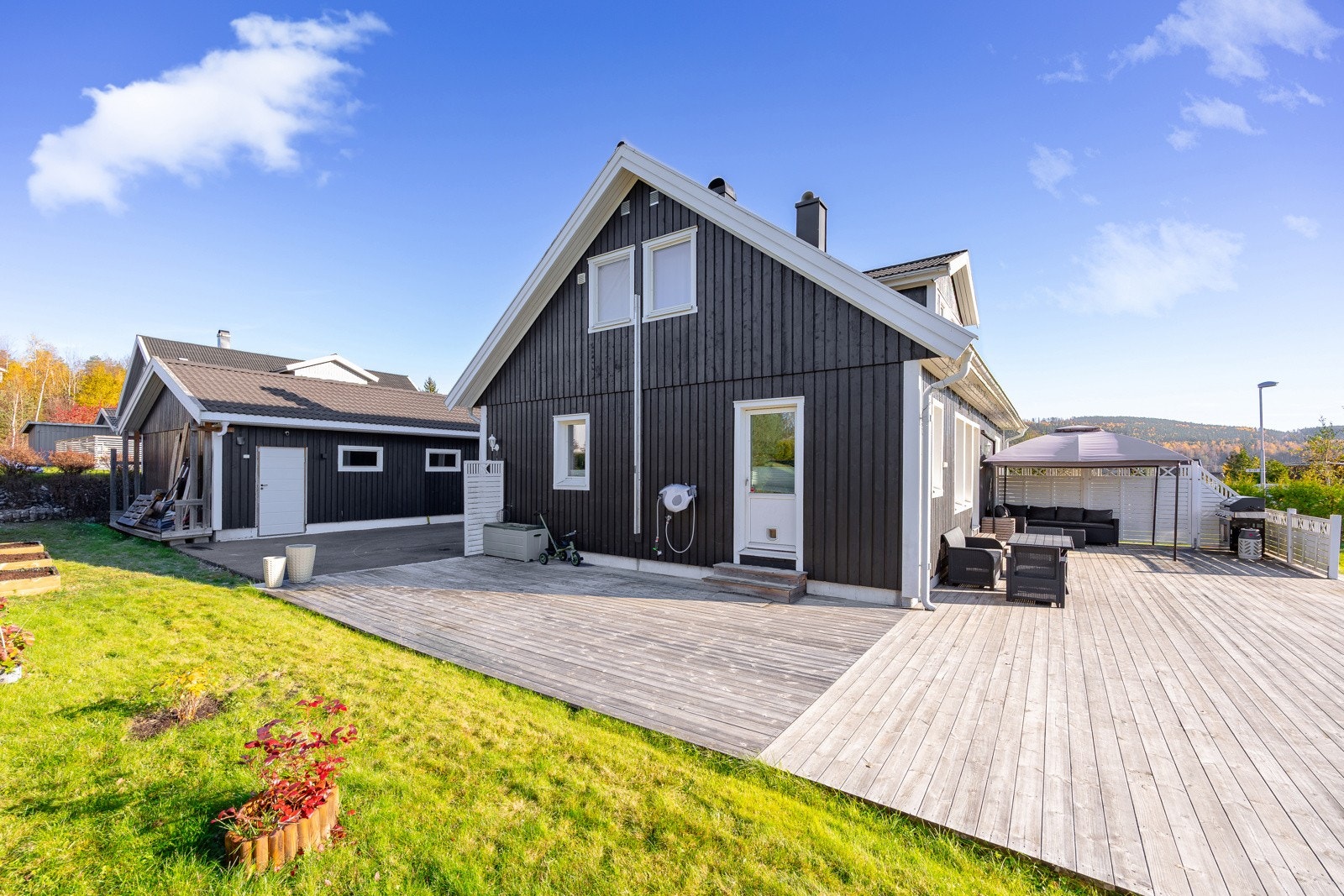 Terrassen inviterer til late sommerdager med grilling, sol og gode samtaler. Galleribilde