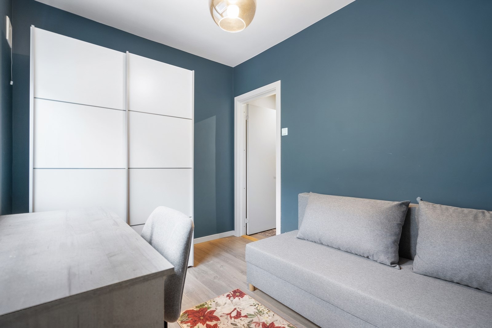 Soverom 2 - Rommet har garderobeskap med skyvedører og plass til både seng og skrivebord Galleribilde