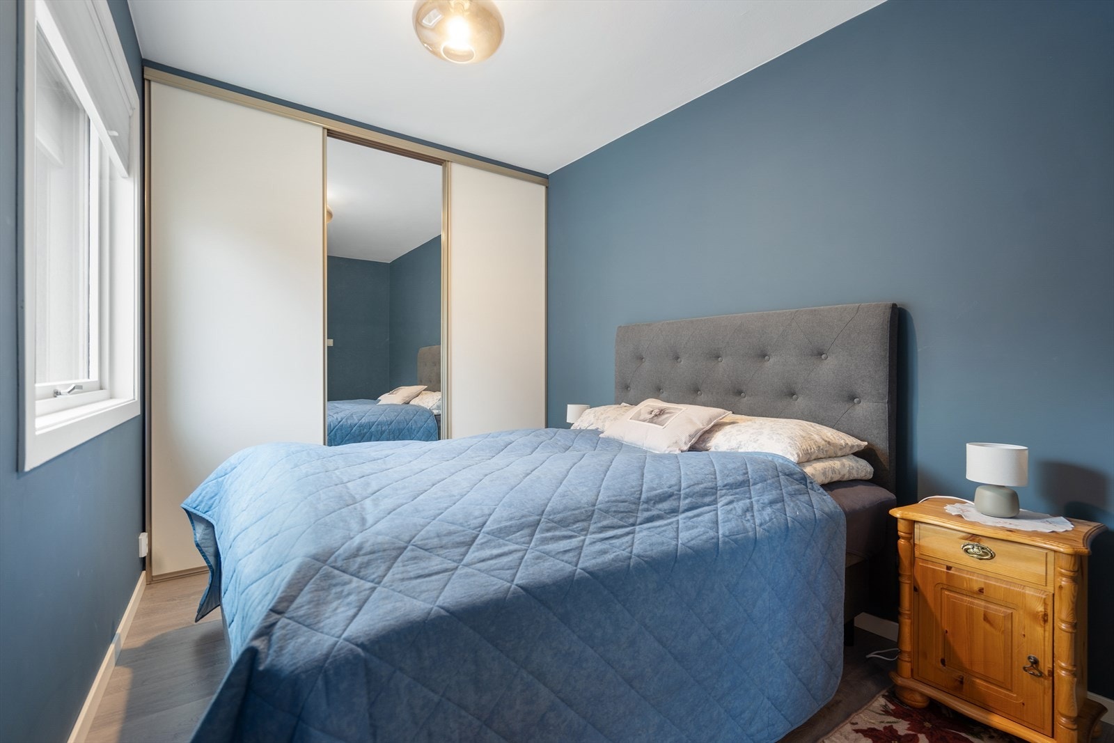 Soverom 1 - Hovedsoverom med plass til dobbeltseng og garderobeskap med skyvedører og speil Galleribilde