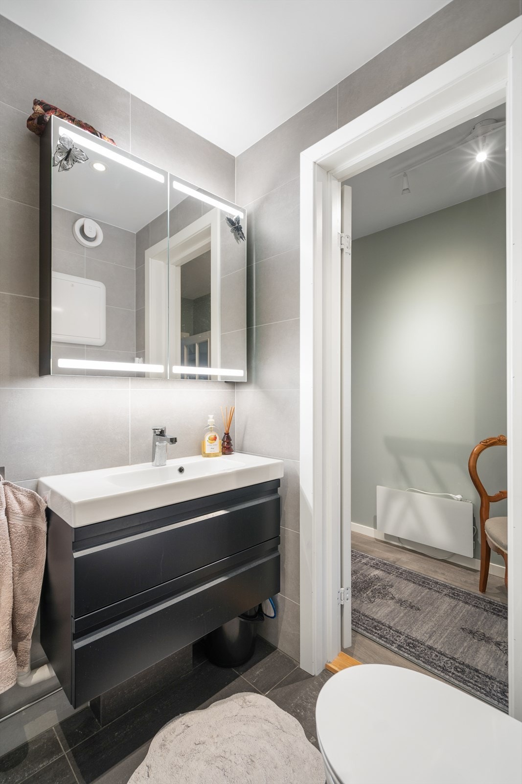 Speilskap med integrert belysning og moderne servantløsning gir god lagringsplass Galleribilde