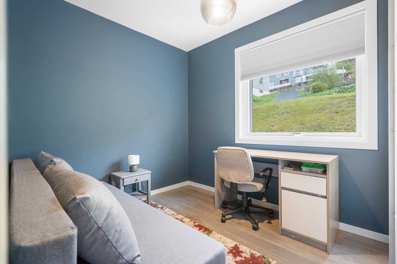 Soverom 2 - Et lyst og rolig rom som passer perfekt som gjesterom, barnerom eller hjemmekontor Galleribilde