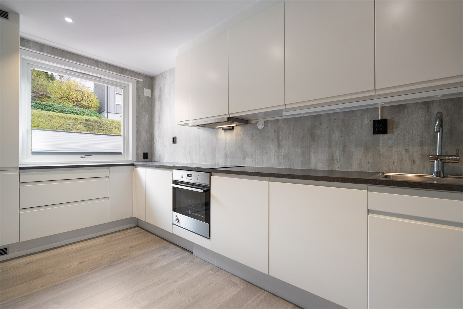 Stilrent kjøkken med integrerte hvitevarer og god skapplass. En tidløs løsning som passer både til hverdag og selskap Galleribilde