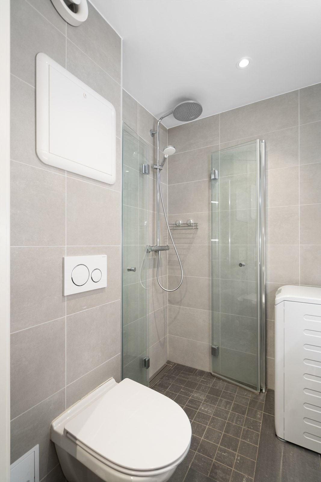 Dusjhjørne med glassdører og regndusj som gir en følelse av kvalitet i hverdagen Galleribilde