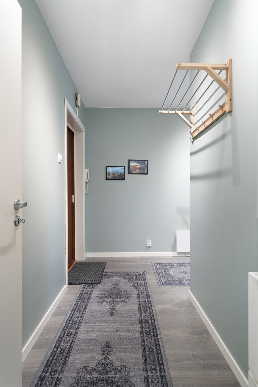 Entré med praktisk knaggrekke og god plass til å henge fra seg yttertøy Galleribilde