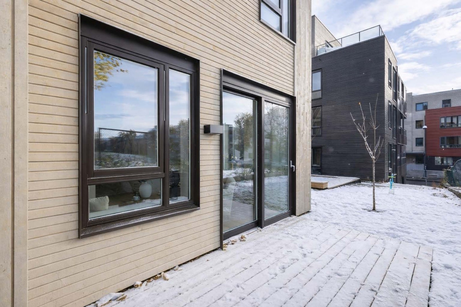 Fra stuen er det utgang til en privat uteplass. Galleribilde