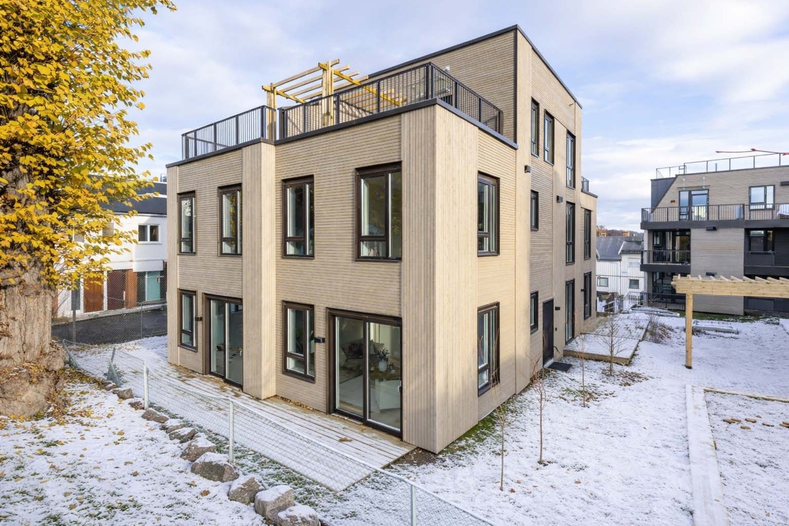 Begge terrassene har god plass til ulike typer utemøbler, slik at du enkelt kan skape dine egne soner for både hygge og rekreasjon. Galleribilde