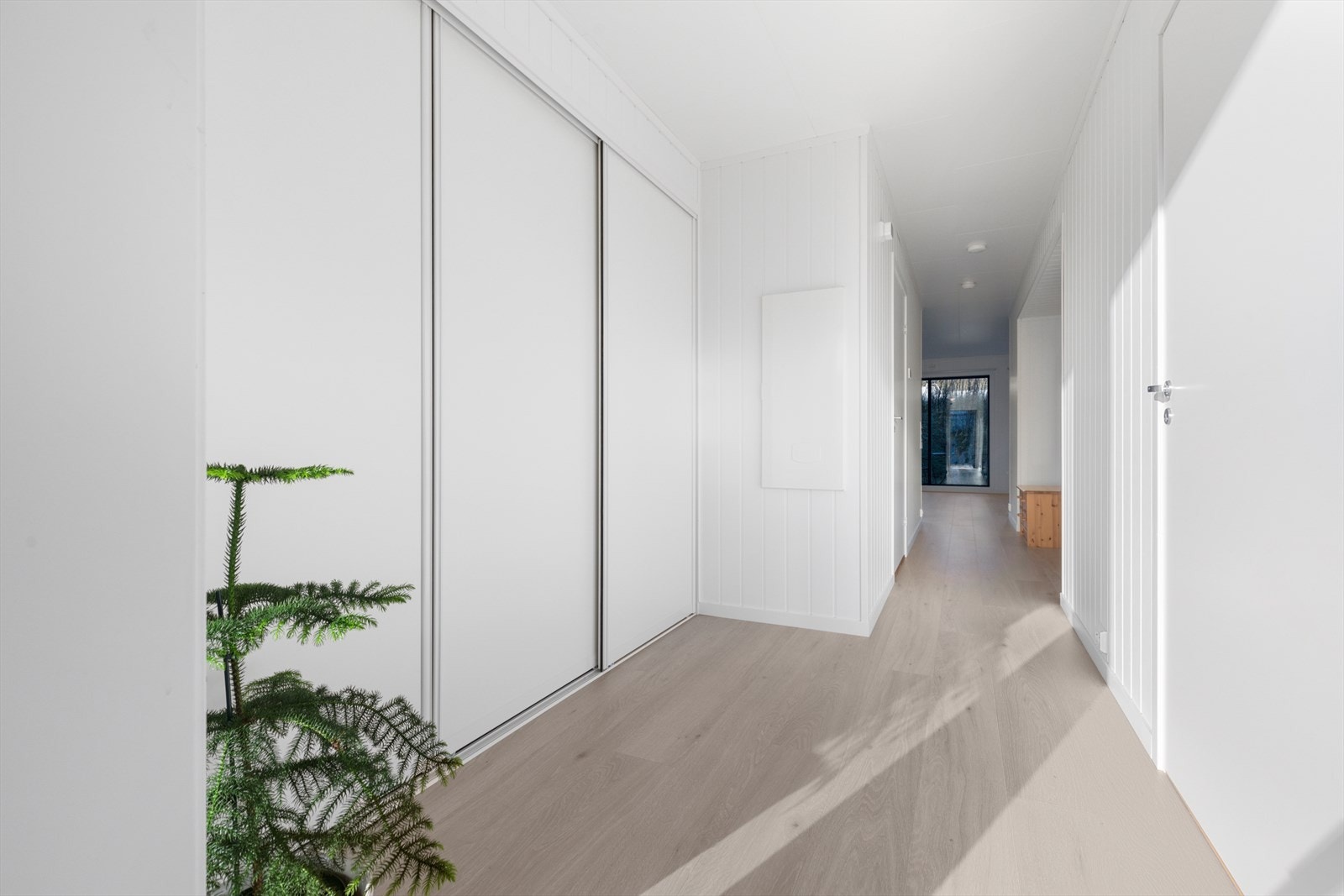 Romslig gang med praktisk garderobeløsning Galleribilde