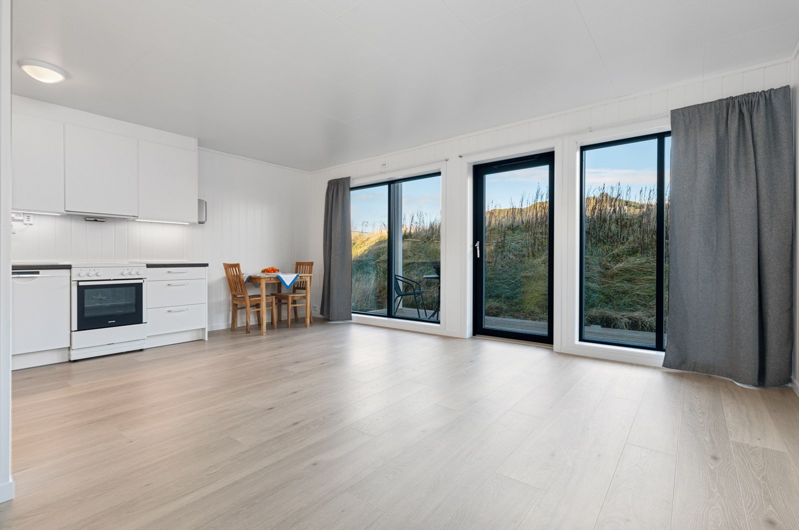 Stue med store vindusflater som slipper inn mye naturlig lys Galleribilde