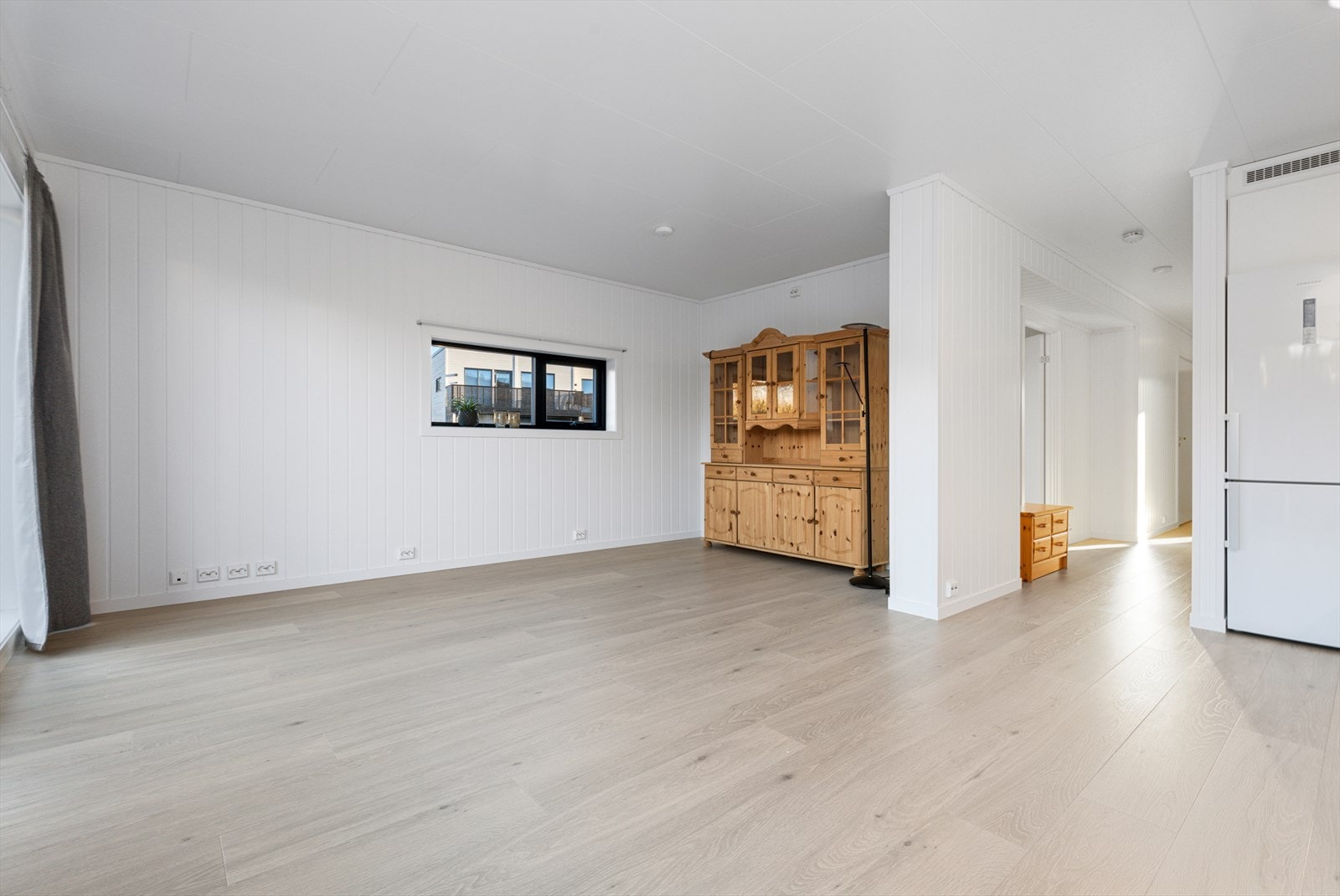 Romslig stue med flere muligheter for møblering Galleribilde