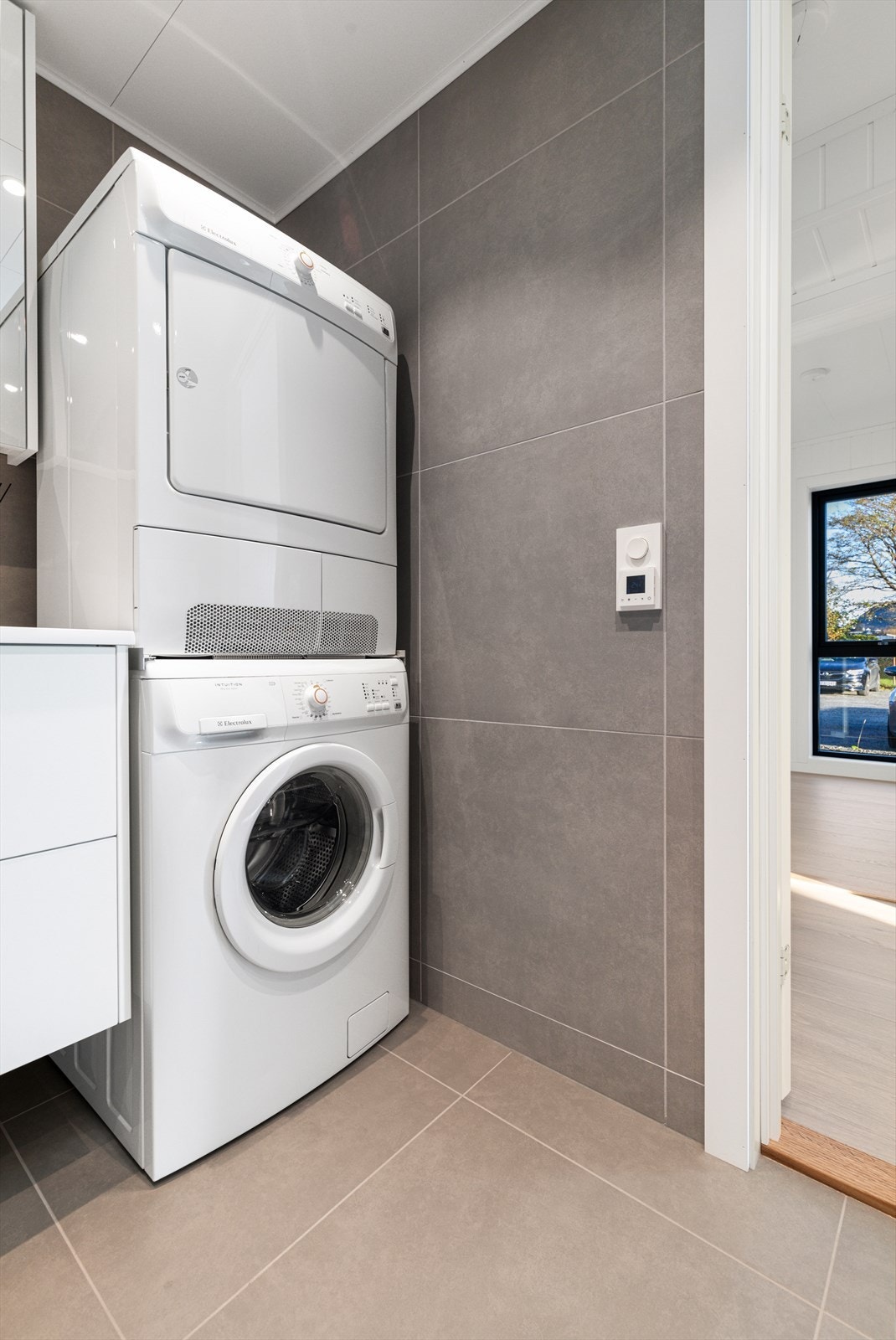 Det er opplegg til vaskemaskin og tørketrommel på bad Galleribilde