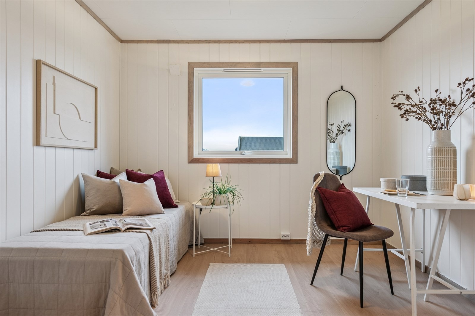 Boligens andre soverom passer godt som barnerom, gjesterom eller kontor. Galleribilde