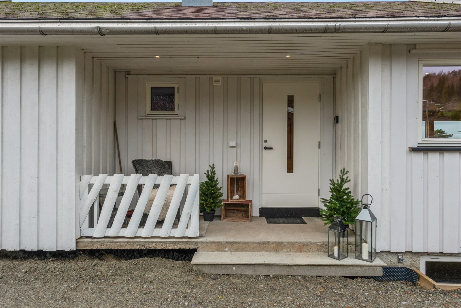 Et overbygget inngangsparti ønsker deg velkommen inn. Galleribilde