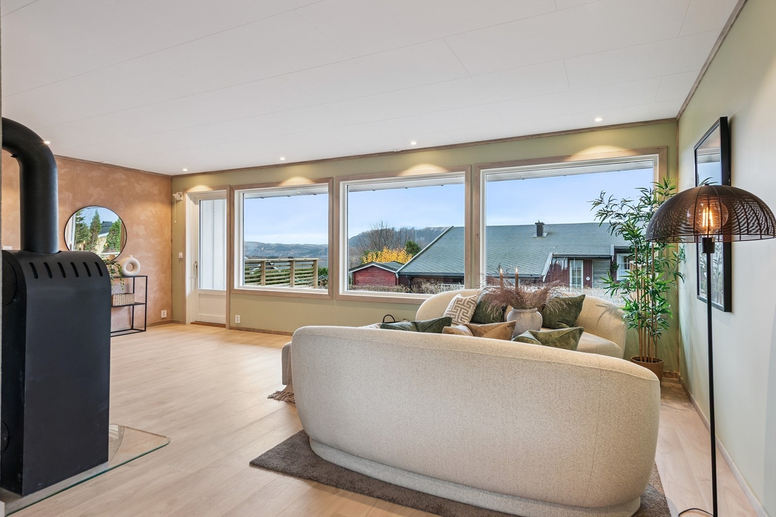 Godt innslipp av naturlig lys fra de store stuevinduene. Galleribilde