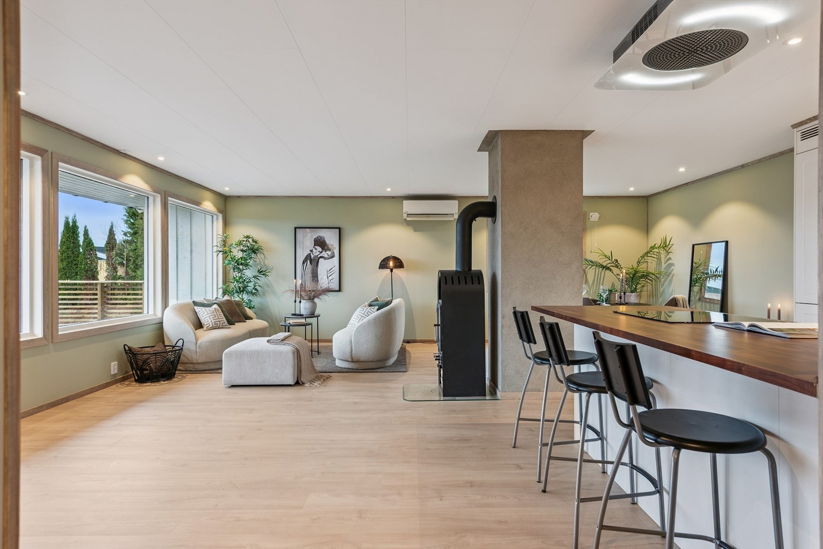 Store deler av boligen har fått nye overflater, som gir et helhetlig inntrykk. Galleribilde