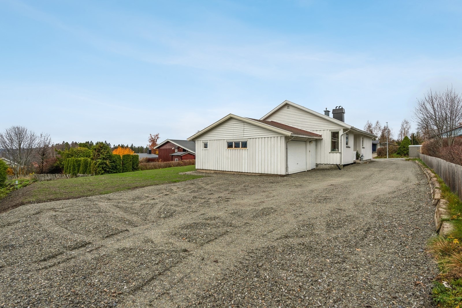 Det er nylig drenert rundt boligen, der også hagen på planert med ny plen og gårdsplassen fikk nytt dekke. Galleribilde