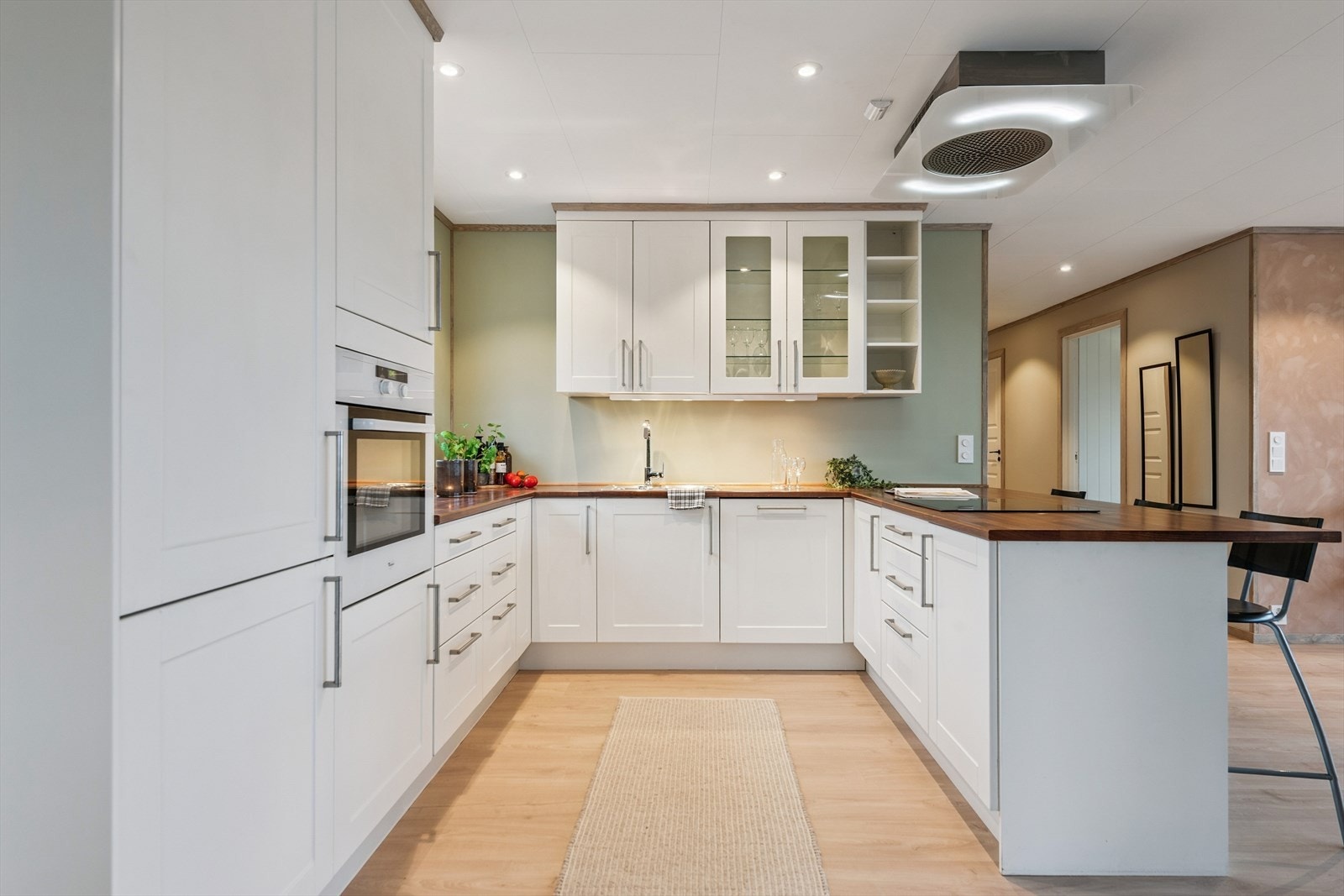 Boligen har et nytt kjøkken med rikelig skap- og benkeplass. Galleribilde