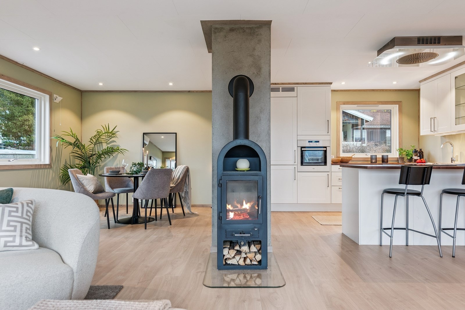 Spisestuen er en naturlig del av den åpne løsningen og spisebordet er plassert i praktisk avstand til kjøkkenet. Galleribilde