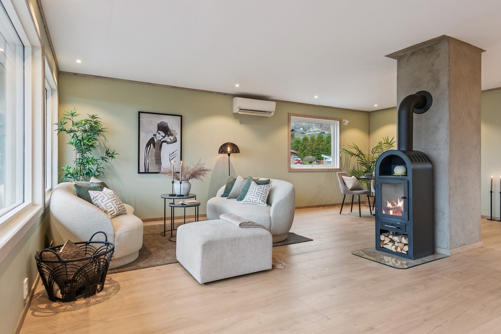 En sentralt plassert vedovn gir både varme og en hyggelig atmosfære. Galleribilde