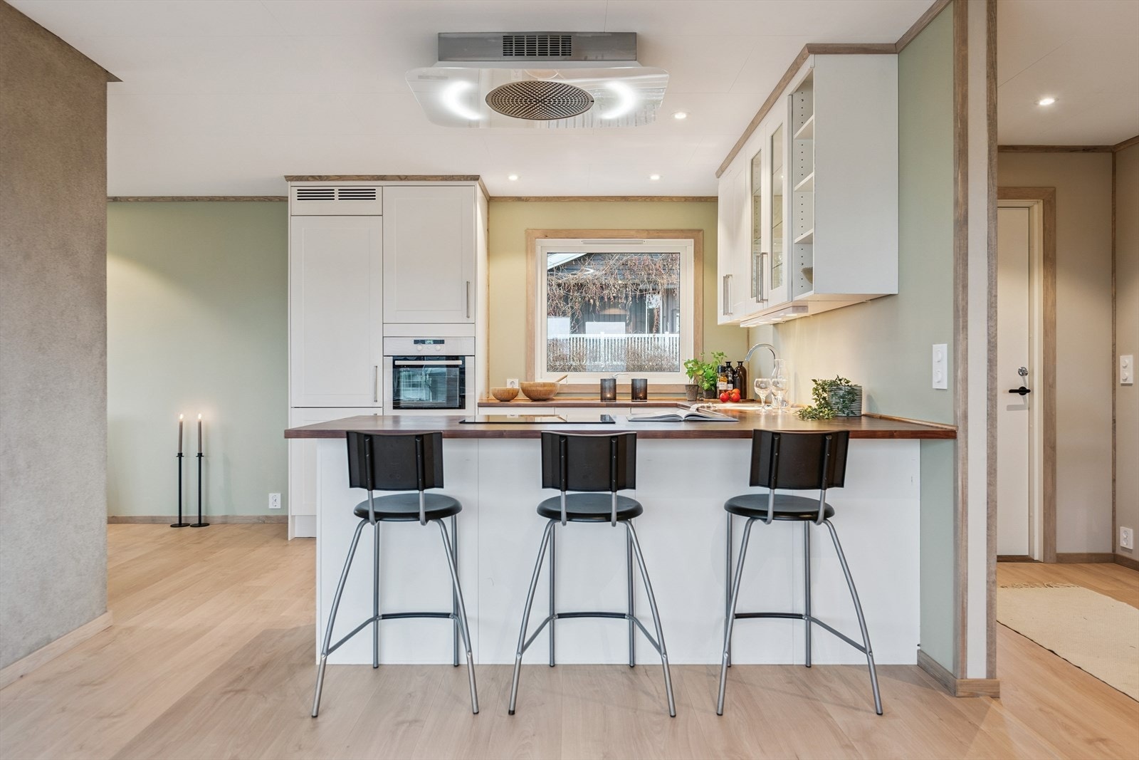 Kjøkkenhalvøya fungerer som en praktisk frokostplass og ekstra arbeidsflate. Galleribilde